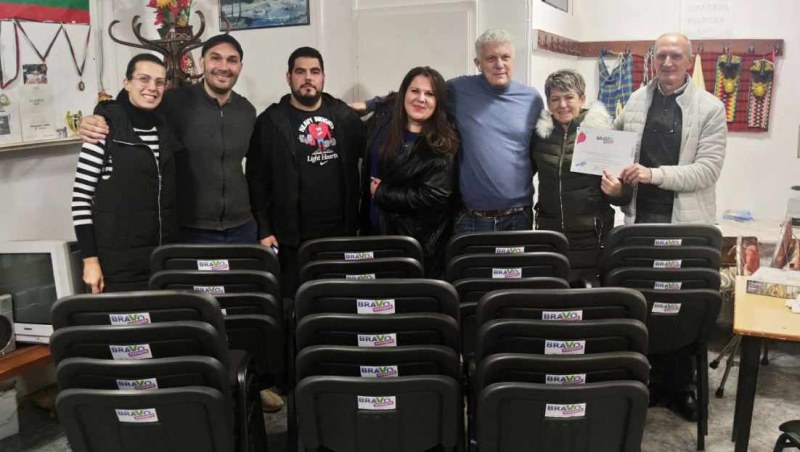 Браво, Пловдив“ дари 30 чисто нови стола на пенсионерския клуб