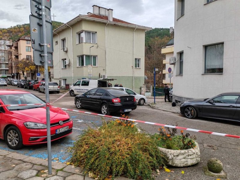 Състоянието на простреляния охранител на инкасо автомобил от Благоевград остава
