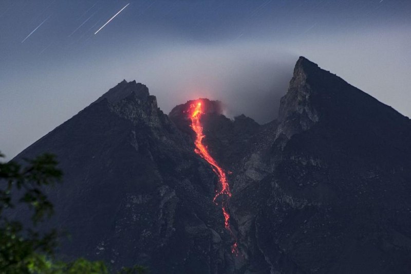 Най-малко 11 туристи загинаха след изригването на вулкан в Западна Индонезия,