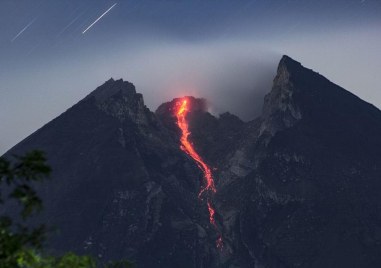 Най малко 11 туристи загинаха след изригването на вулкан в Западна Индонезия