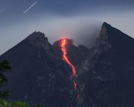 11 туристи загинаха след изригване на вулкан в Индонезия