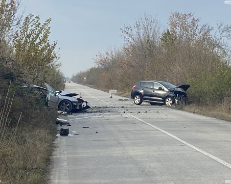 35-годишен е в болница след челната катастрофа край Строево