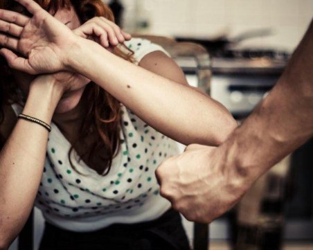 Mъж от Пернишко преби съпругата и дъщеря си