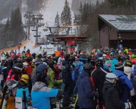 Едни харчат пари, други се гневят: Украинци се юрнаха към популярен ски курорт