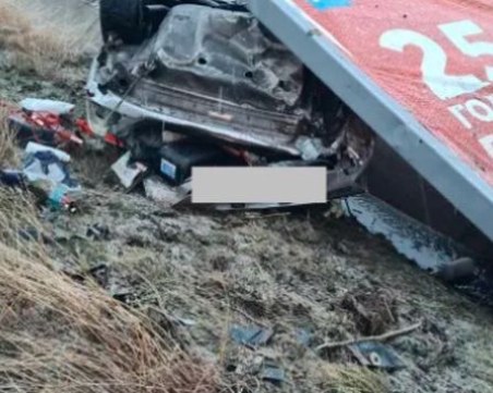 Кола излетя в канавката на АМ 