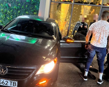 Пиян влачи с кола охранител, опитал се да го спре, заби се в стъклена фасада в Пловдив