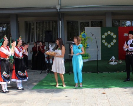 Ученици ще запалят светлините на коледната елха в Областна администрация Пловдив