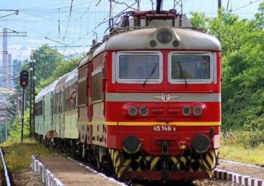 Влак от Пловдив за София престоява в гара Костенец Причината
