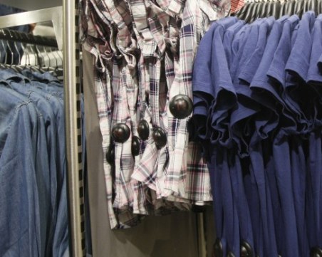 ЕС забранява на търговските вериги да унищожават дрехите, които не са продали