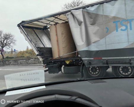 Камион заседна под мост в Пловдив