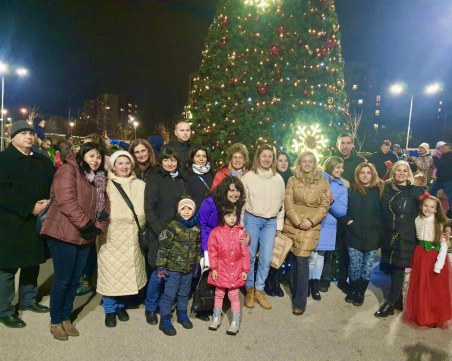 Коледният дух завладя „Тракия”, запалиха празничната елха