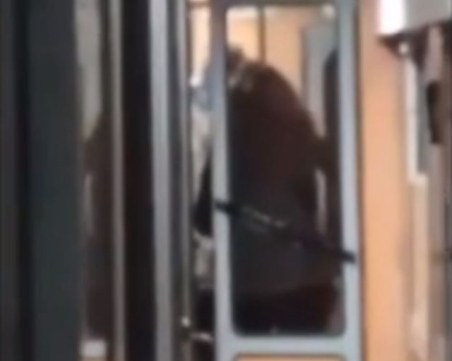 Мъж нападна кондукторка във влак до гара Стамболийски