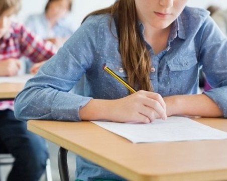 Министърът на образованието: Трябва да има повече практически задачи за учениците