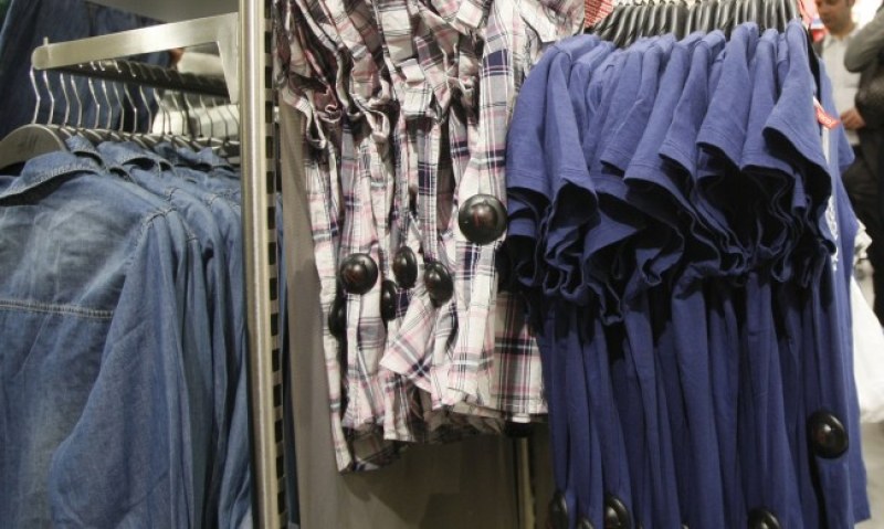 ЕС забранява на търговските вериги да унищожават дрехите, които не са продали