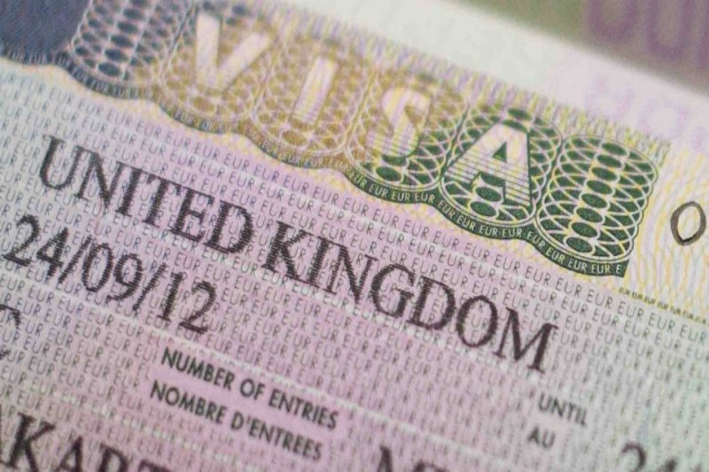 Великобритания затяга изискването за трудови визи