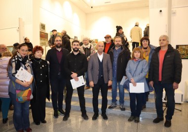 Илиян Иванов с Наградата на кмета на Годишната изложба на Дружество на пловдивските художници
