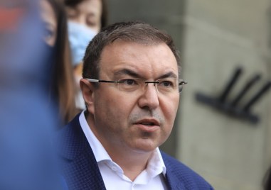Депутатът от ГЕРБ СДС и бивш здравен министър Костадин Ангелов обвини