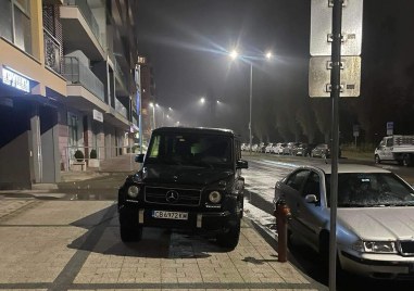 Шофьор на Мерцедес заряза колата си на тротоар в Пловдив