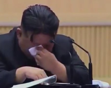 Ким Чен Ун през сълзи на очи моли жените в Северна Корея да раждат повече деца