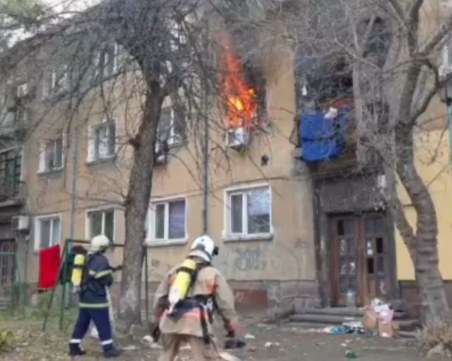 Пожар избухна в жилищна сграда в Пловдив, три екипа огнеборци гасиха пламъците