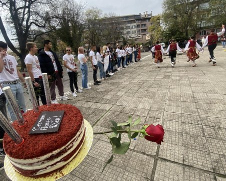 Стартираха поканите за бала: Ученици направиха двоен празник за класната си в Пловдив