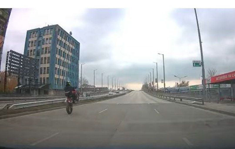 Моторист с опасни маневри на пътя, кара на задна гума в Пловдив