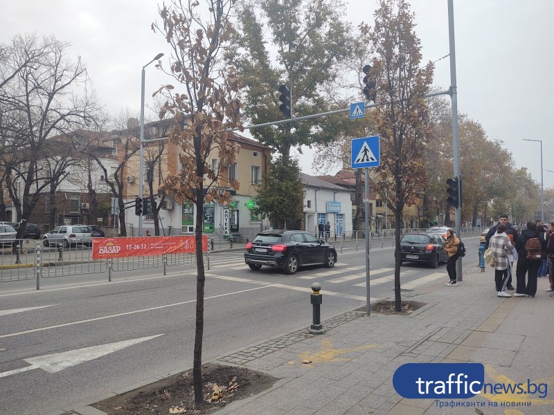 Деца и студенти тичат пред колите на натоварен булевард в Пловдив заради спрял светофар