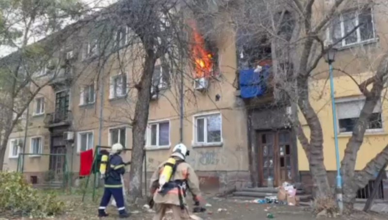 Пожар избухна в жилищна сграда в Пловдив, три екипа огнеборци гасиха пламъците