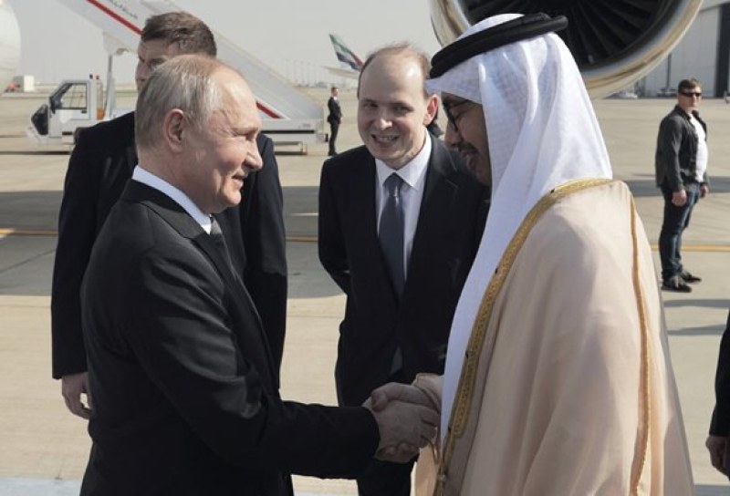 Путин пристигна в Абу Даби, среща се с президента на ОАЕ