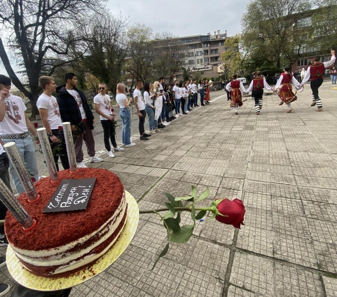 Стартираха поканите за бала: Ученици направиха двоен празник за класната си в Пловдив