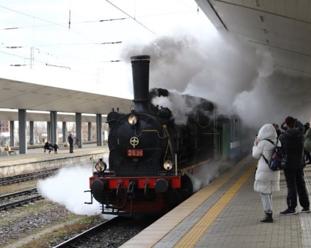 БДЖ организира коледни пътувания с влак, теглен от парен локомотив