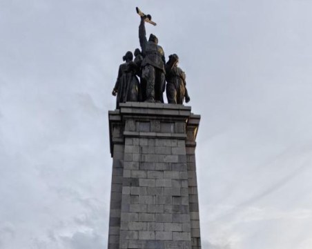 Демонтират Паметника на Съветската армия в София, започнаха с махането на фигурите