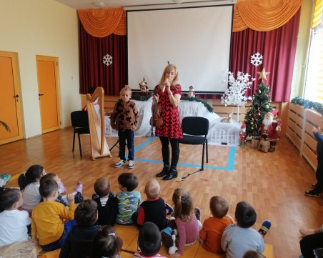 Таланти на Музикалното училище с коледен подарък за децата от ДГ „Мирослава