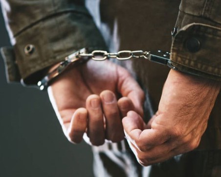 Задържаха седем мъже за нелегален трафик на мигранти