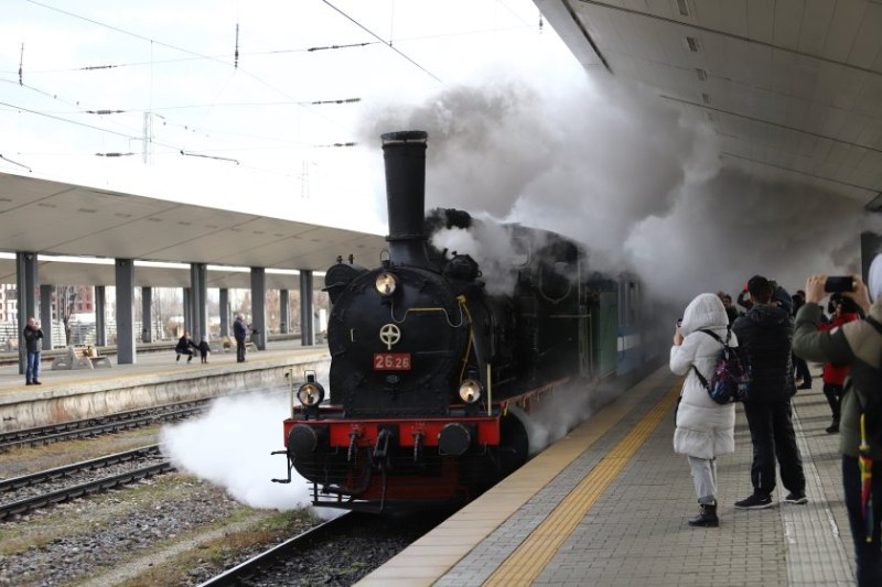 БДЖ организира коледни пътувания с влак, теглен от парен локомотив