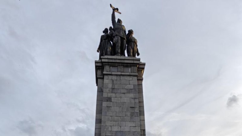 Демонтират Паметника на Съветската армия в София, започнаха с махането на фигурите