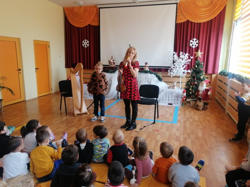 Таланти на Музикалното училище с коледен подарък за децата от ДГ „Мирослава