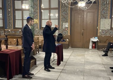 По покана на Организация на евреите Шалом кметът на Пловдив