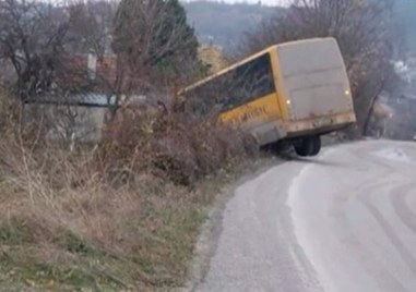Училищен автобус самокатастрофира и падна в канавка край пътя Инцидентът
