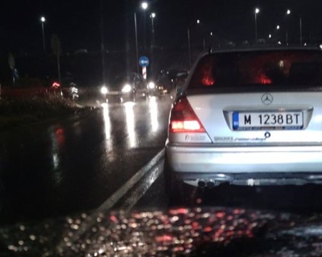 Катастрофа затруднява движението около 