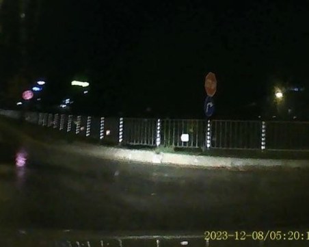 Шофьор беше отнесен във Варна, издирва беглеца ВИДЕО