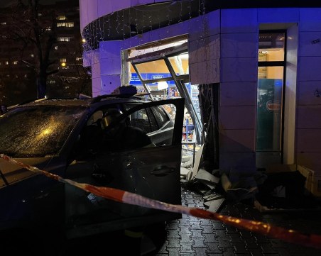 Шофьорът на колата, врязала се в магазин в столицата, е в кома