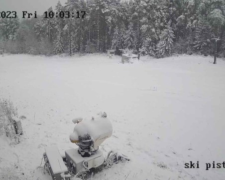 Сняг натрупа в Родопите, хижа 