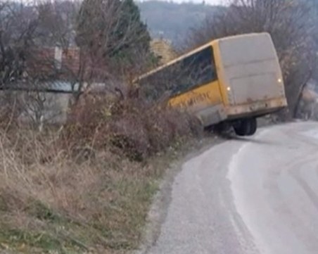 Училищен автобус падна в канавката. Шофьорът: Не съм взимал заплата от 6 месеца, не ме интересуват децата ви