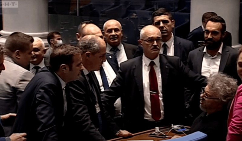 Депутатите почти стигнаха до бой в парламента, отхвърлиха ветото на президента за БТР-и за Украйна