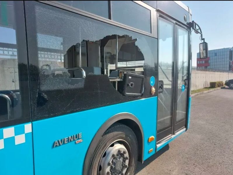 Съдят ученика, стрелял с пистолет по автобус на градския транспорт край пловдивско училище