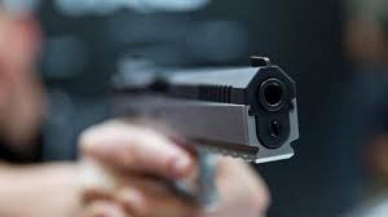 Трима мъже отвлякоха тийнейджър и го заплашиха с пистолет в Бургас