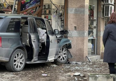 Шофьор влезе с джипа си в магазин във Варна Инцидентът