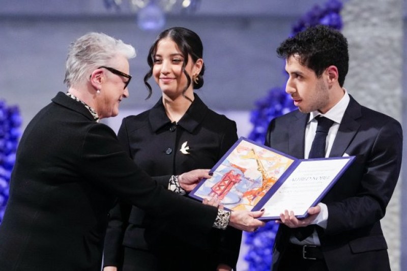 Децата на иранката, която е в затвора, получиха Нобела й за мир