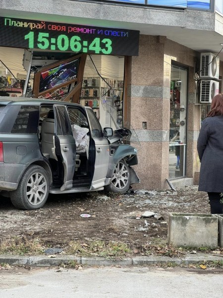 Шофьор се вряза с джипа си в магазин във Варна